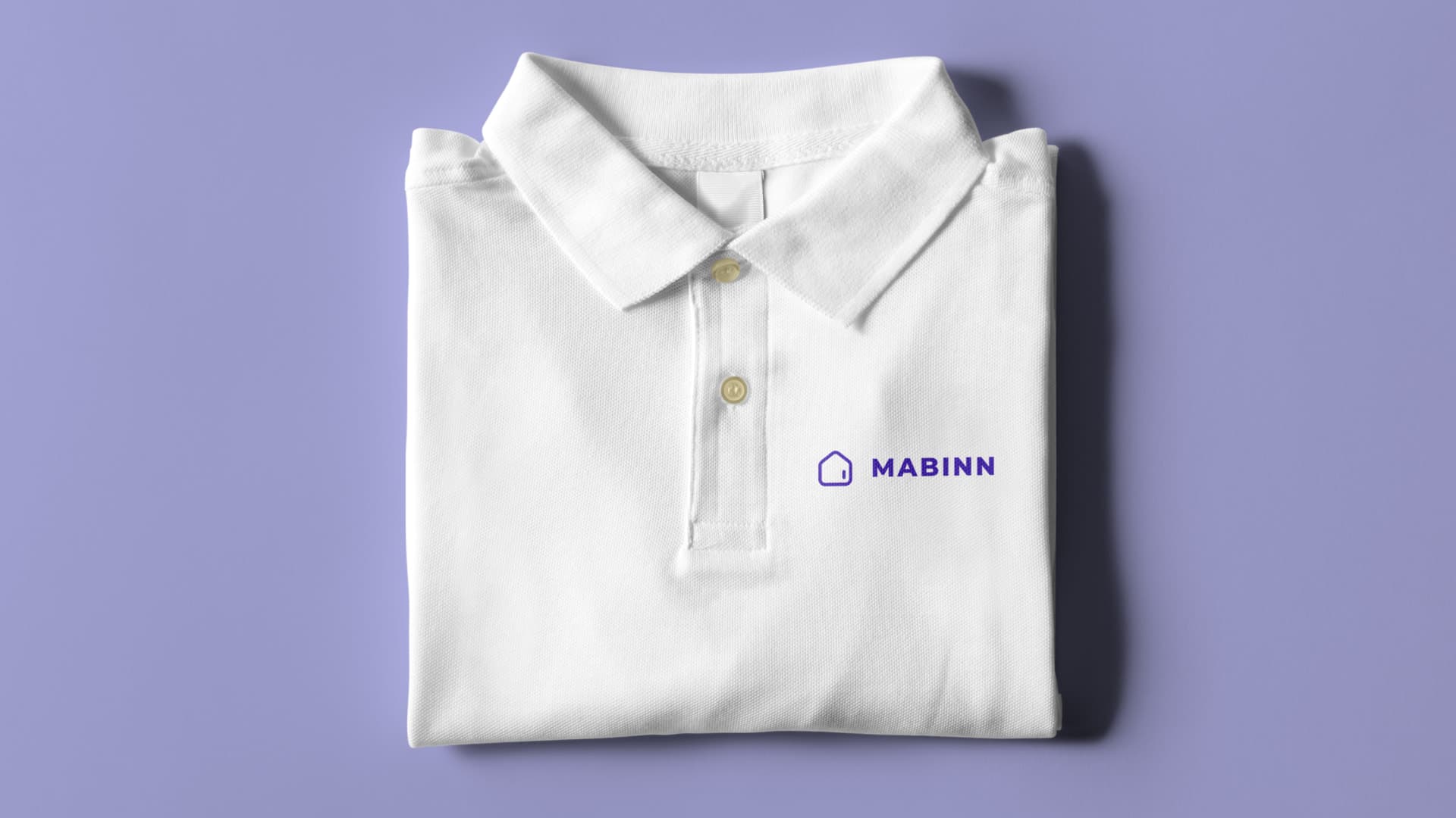 Playera tipo polo blanca con el logotipo de Mabinn